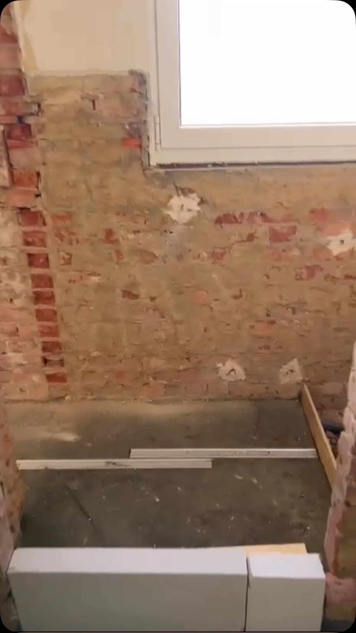 Badkamer tijdens de renovatie: uitgebroken muren en nieuwe leidingen